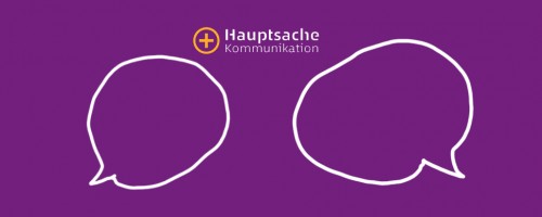 Zwei gezeichnete Spürechblasen auf lila Hintergrund. Darüber das Logo von Hauptsache Kommunikation