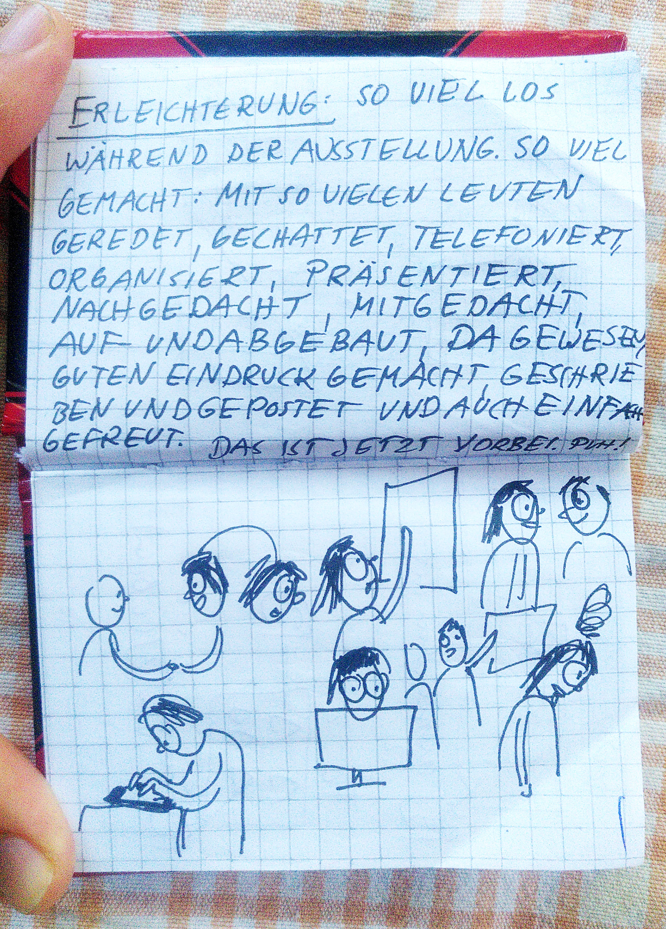 Aufgeklapttes Notizbüchlein. Darin der unten genannte Text und eine Skizze. Darin sieht man Simone, wie sie mit leuten redet, schreibt, sich umschaut, aufs Handy schaut udn sachreibt, am rechner arbeitet